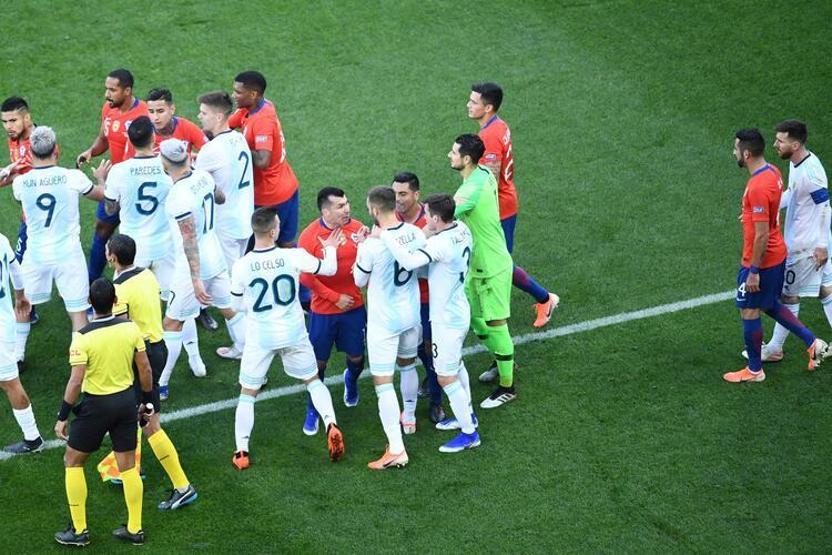 3 gol 2 kırmızı kart... Başrolde Messi ve Medel