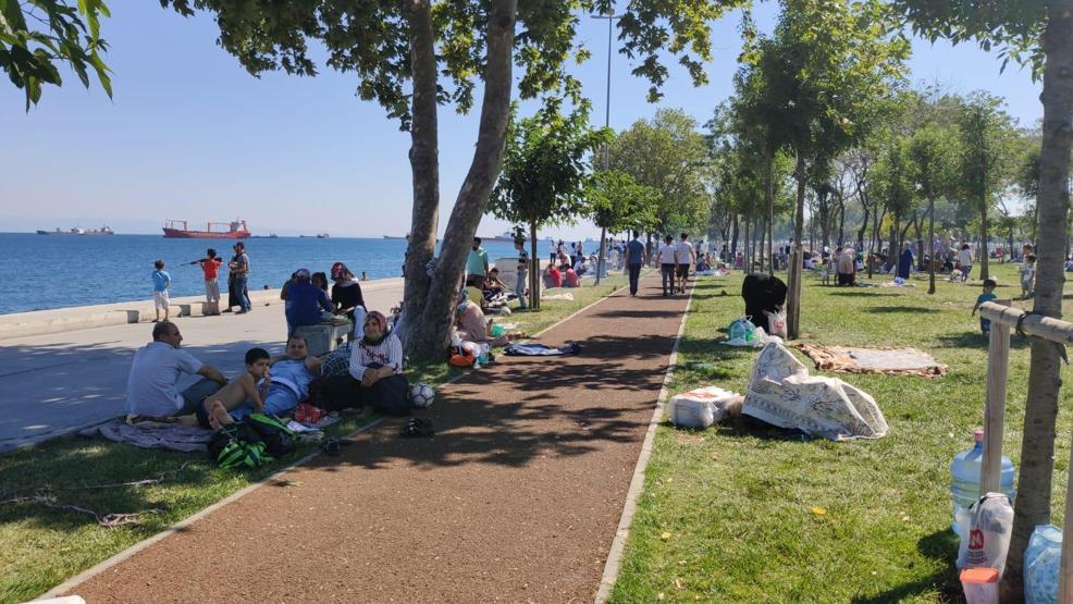 Sıcaktan bunalan İstanbullular sahil kenarlarına akın etti