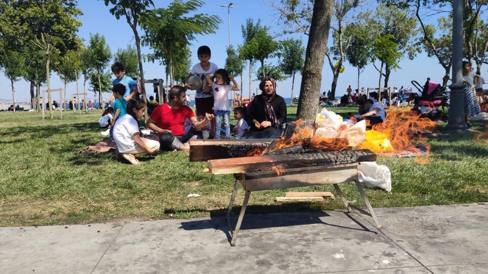 Sıcaktan bunalan İstanbullular sahil kenarlarına akın etti