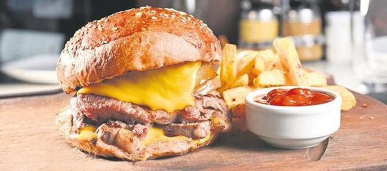 Selma Çilek ile eşi Sinan Çiftçiden deniz ortasında hamburger ziyafeti