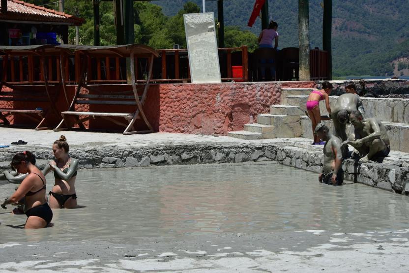 Çamur banyosuna yabancı turist ilgisi
