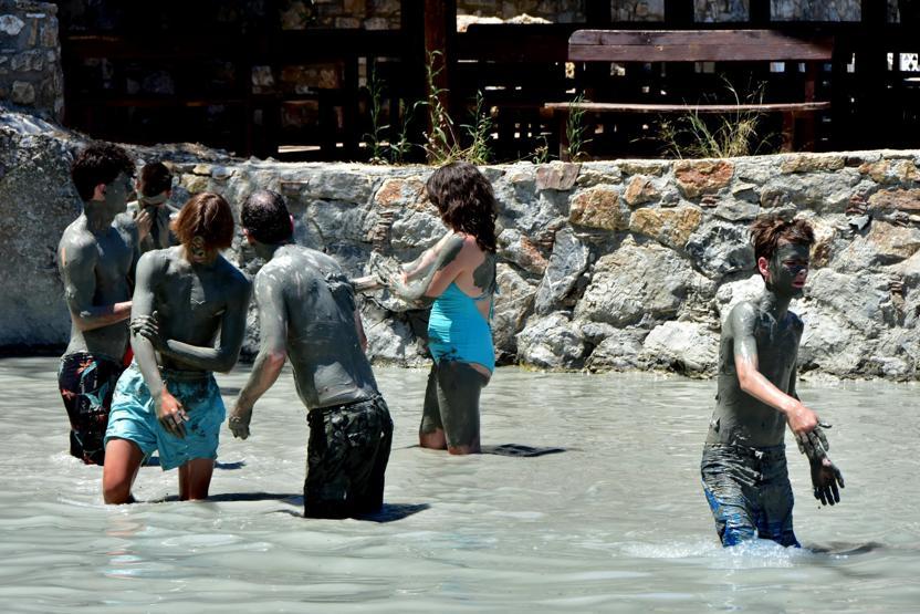 Çamur banyosuna yabancı turist ilgisi