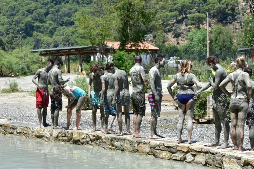 Çamur banyosuna yabancı turist ilgisi
