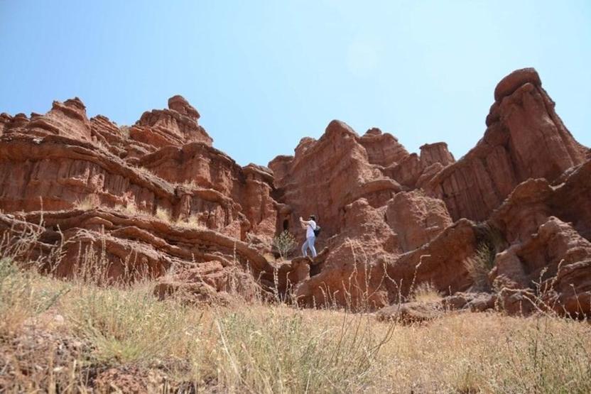 Doğu Anadolunun kırmızı periler diyarı: Narman Peri Bacaları
