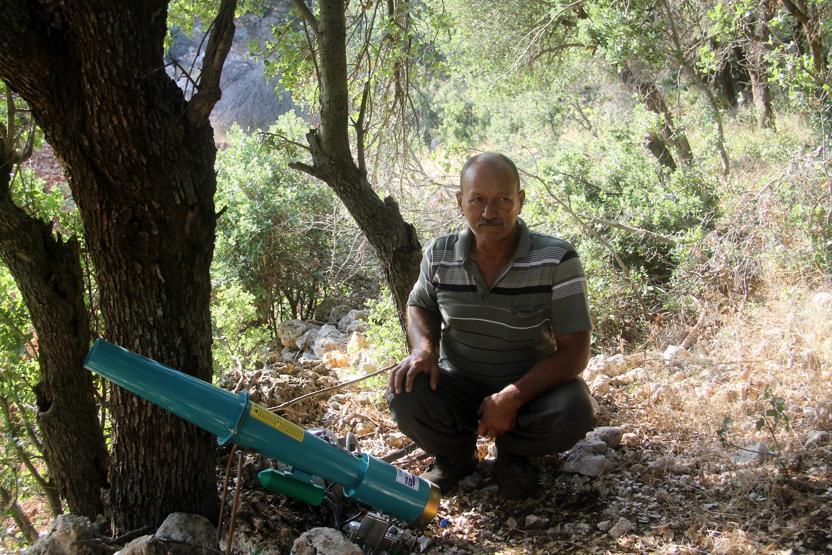Çiftçiden domuzlardan korunmak için ilginç yöntem