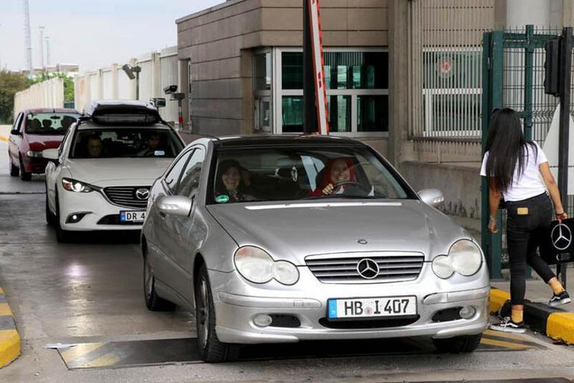 Türkiyeye akın ediyorlar... Kuyruğun sonu gelmedi