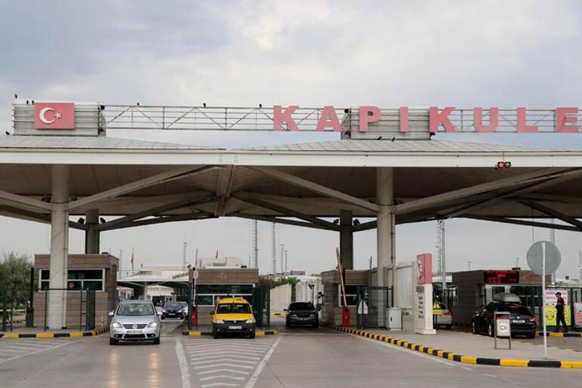 Türkiyeye akın ediyorlar... Kuyruğun sonu gelmedi