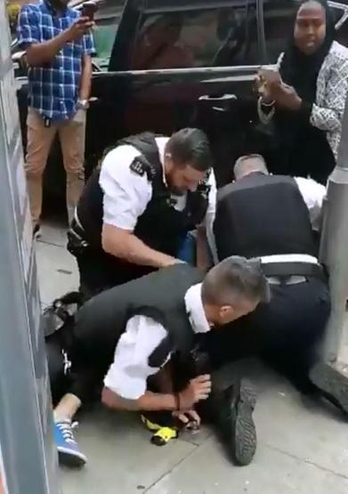 İngiliz polisinin orantısız gücü tepki çekti