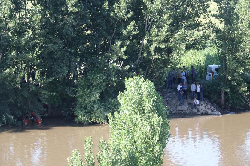 Serinlemek için girdiği nehirde boğuldu Yakınları sinir krizi geçirdi