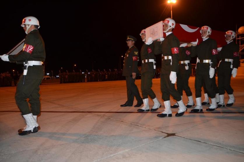 Hakkaride şehit askerler için tören düzenlendi