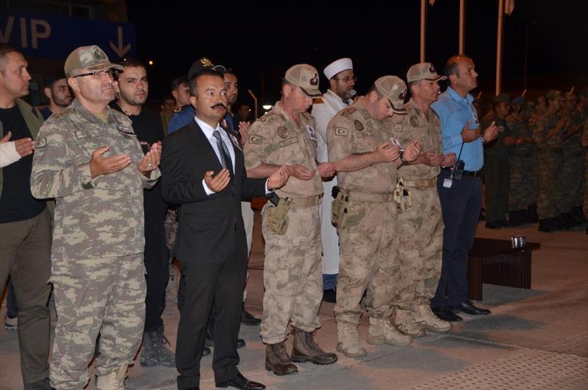 Hakkaride şehit askerler için tören düzenlendi