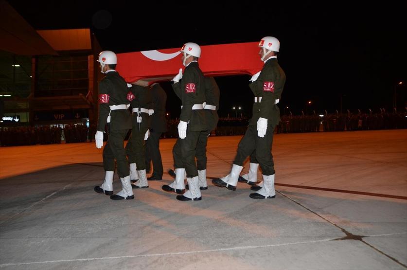 Hakkaride şehit askerler için tören düzenlendi