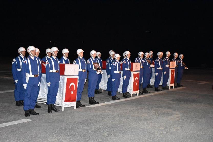 Hakkaride şehit askerler için tören düzenlendi