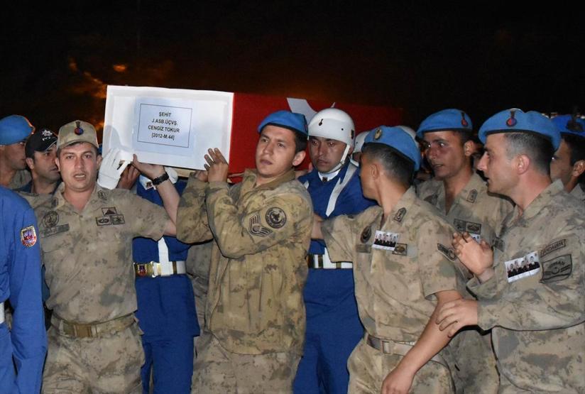 Hakkaride şehit askerler için tören düzenlendi