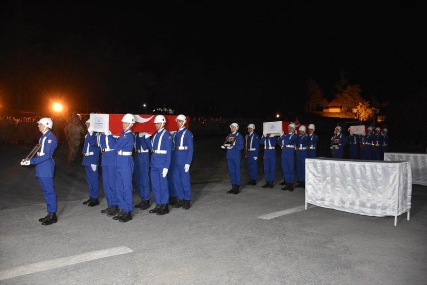 Hakkaride şehit askerler için tören düzenlendi