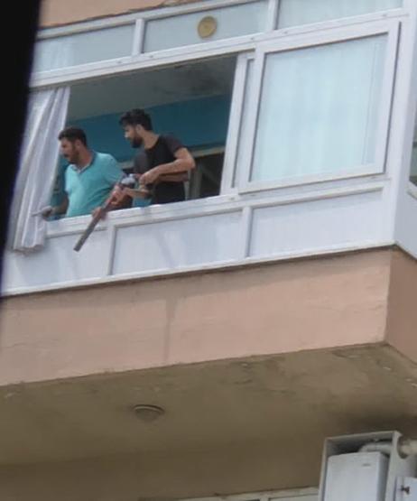 Beylikdüzünde yıkım gerginliği Av tüfeği ve tabanca gösterdiler