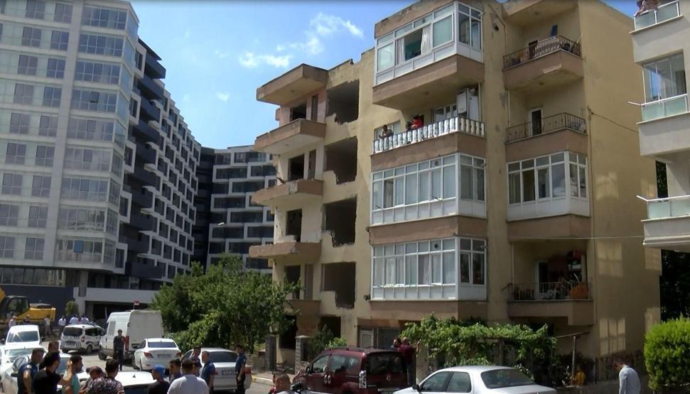 Beylikdüzünde yıkım gerginliği Av tüfeği ve tabanca gösterdiler