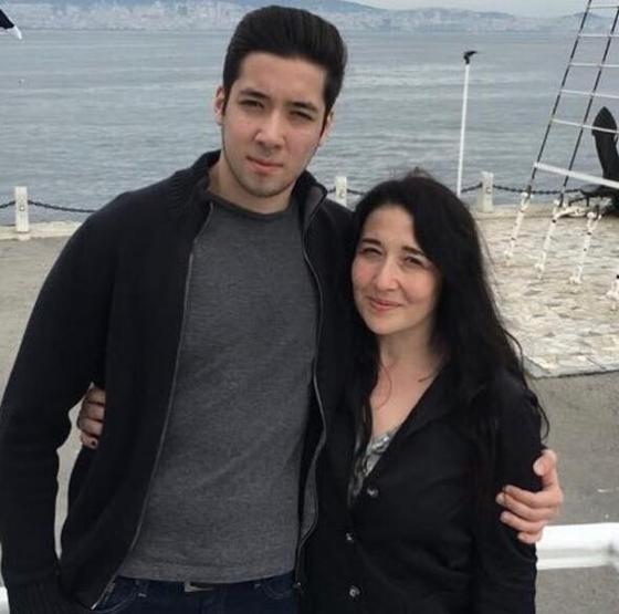 Abla kardeş değil, anne oğul