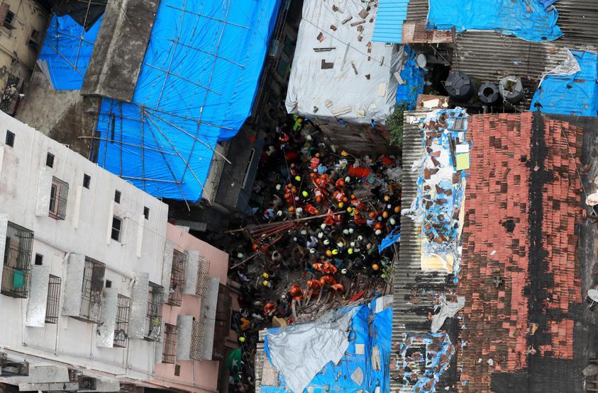 Hindistan’da bina çöktü: 12 ölü, 30 kişi enkaz altında