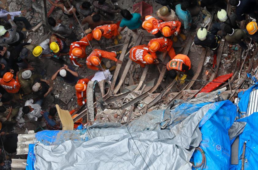 Hindistan’da bina çöktü: 12 ölü, 30 kişi enkaz altında
