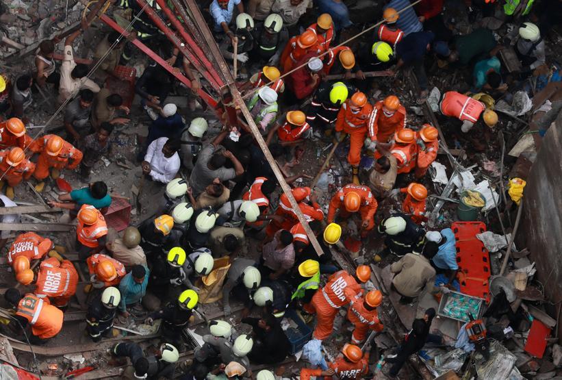 Hindistan’da bina çöktü: 12 ölü, 30 kişi enkaz altında