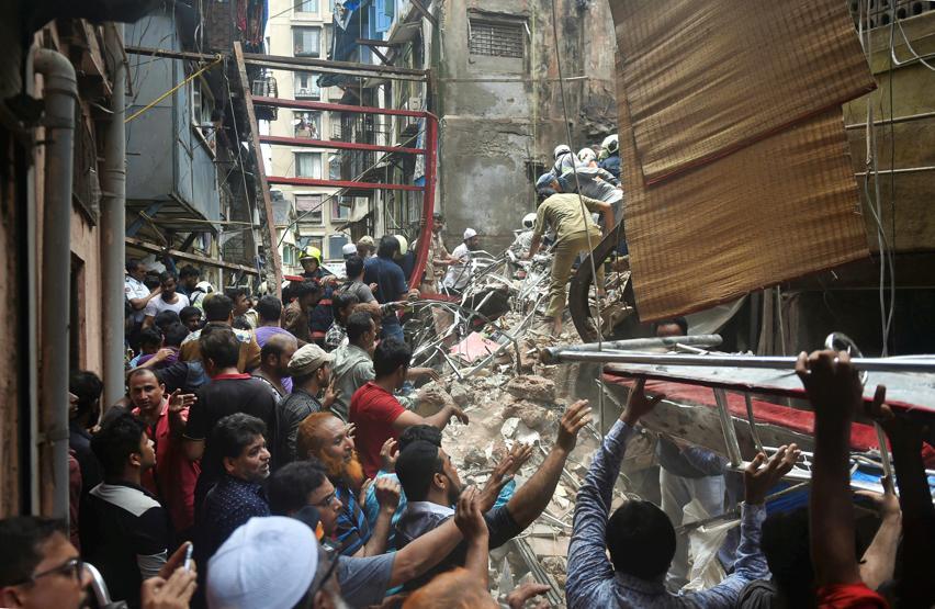 Hindistan’da bina çöktü: 12 ölü, 30 kişi enkaz altında
