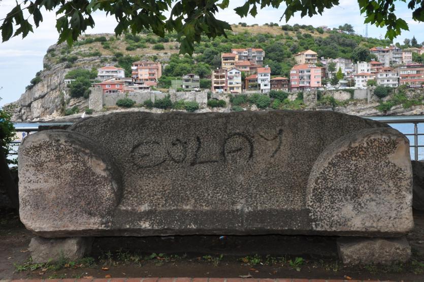 3 bin yıllık lahit kapağına spreyle yazı yazıldı