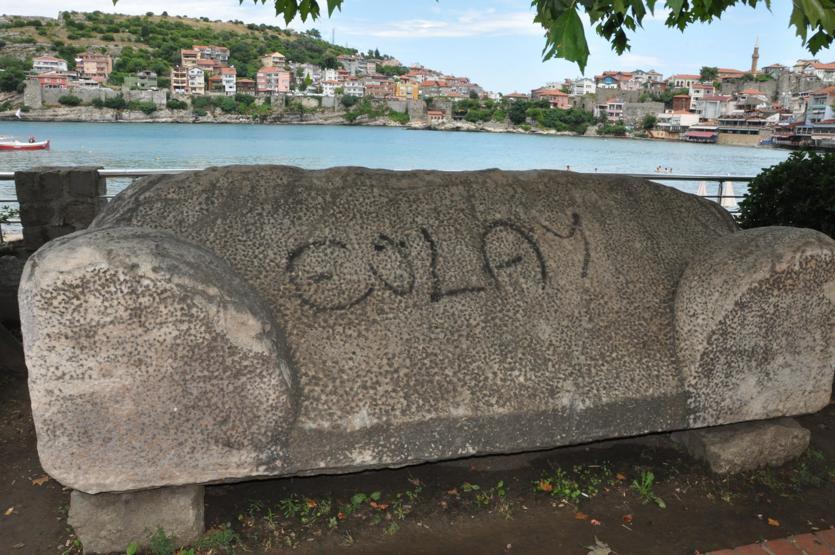 3 bin yıllık lahit kapağına spreyle yazı yazıldı