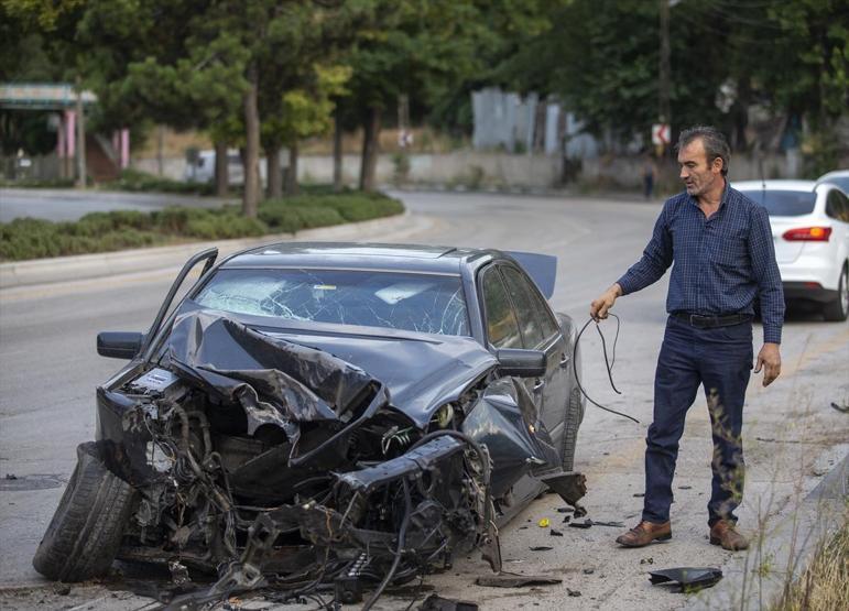 Ankarada akılalmaz kaza Hurdaya dönen araçtan sağ çıktı