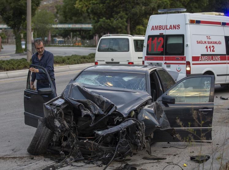 Ankarada akılalmaz kaza Hurdaya dönen araçtan sağ çıktı