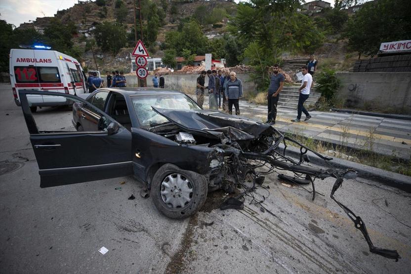 Ankarada akılalmaz kaza Hurdaya dönen araçtan sağ çıktı