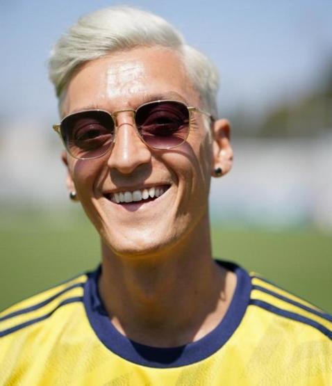 Mesut Özilin yeni tarzıyla dalga geçti