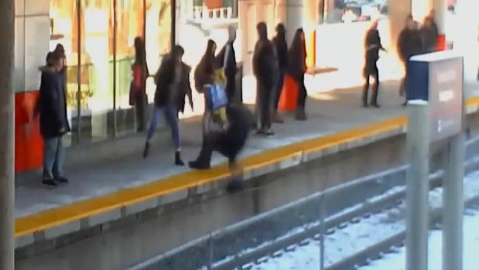 Yaşlı kadını raylara itti…O anların görüntüleri yayınlandı