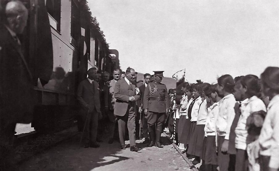 İlk kazmayı Atatürkün vurduğu yenilenen demiryolu hattı açılıyor