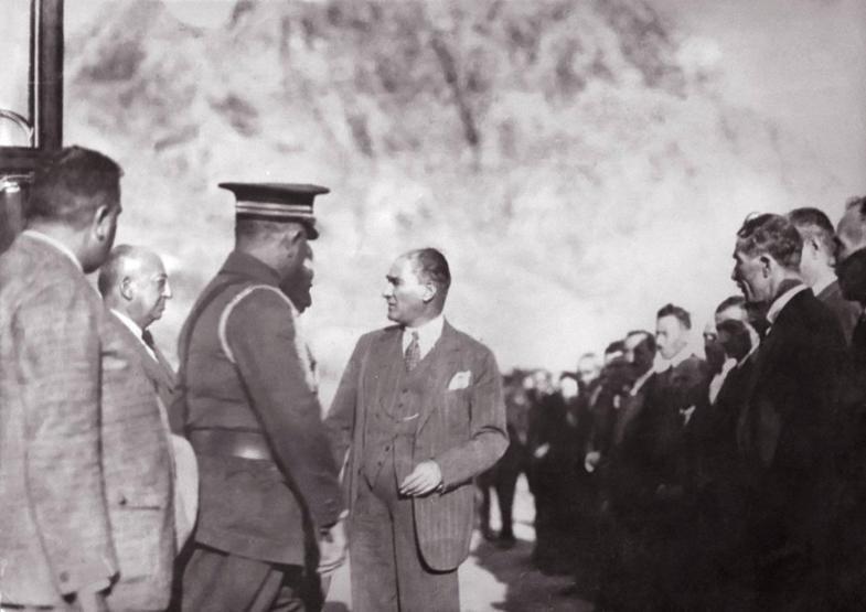 İlk kazmayı Atatürkün vurduğu yenilenen demiryolu hattı açılıyor