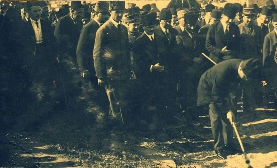 İlk kazmayı Atatürkün vurduğu yenilenen demiryolu hattı açılıyor