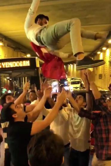 İstanbulda şoke eden görüntüler: Tünel kapatıp havaya ateş açtılar