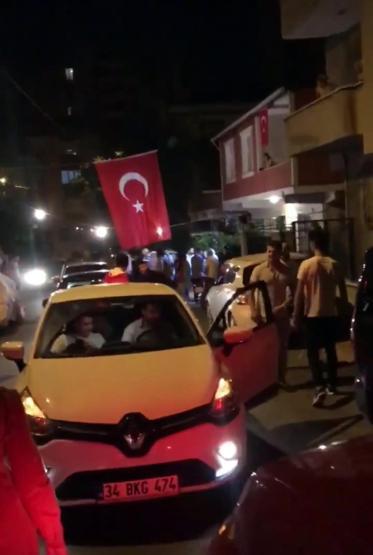 İstanbulda şoke eden görüntüler: Tünel kapatıp havaya ateş açtılar