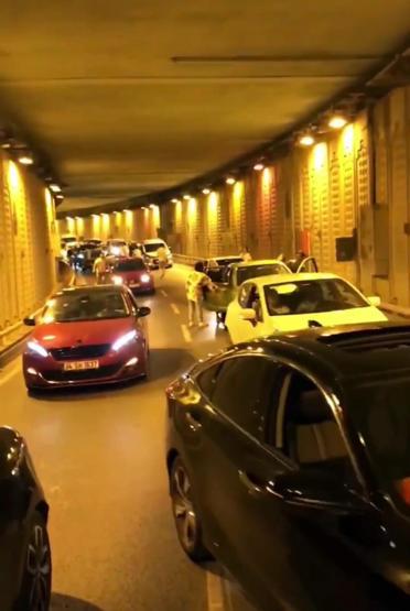İstanbulda şoke eden görüntüler: Tünel kapatıp havaya ateş açtılar