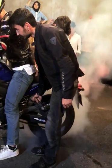İstanbulda şoke eden görüntüler: Tünel kapatıp havaya ateş açtılar
