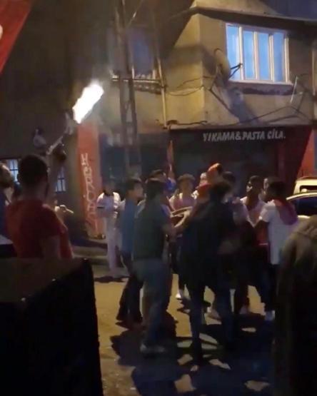 İstanbulda şoke eden görüntüler: Tünel kapatıp havaya ateş açtılar