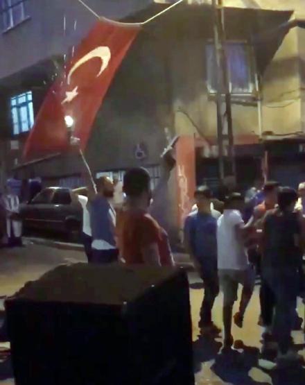 İstanbulda şoke eden görüntüler: Tünel kapatıp havaya ateş açtılar