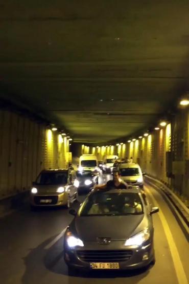 İstanbulda şoke eden görüntüler: Tünel kapatıp havaya ateş açtılar