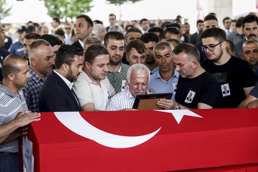 Erbil’de şehit düşen Türk diplomat son yolculuğuna uğurlandı