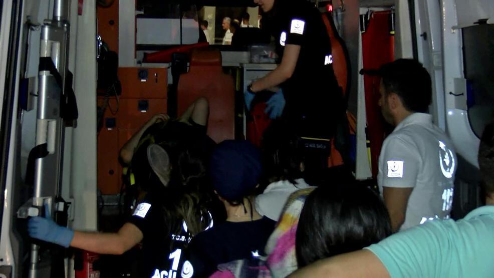 Sefaköyde otomobil durağa daldı: 1i ağır,8 yaralı