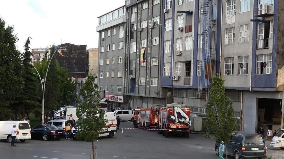 Asansörde sıkışan adam hayatını kaybetti