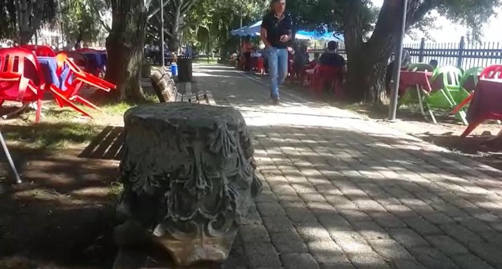 Molozların arasında bulunan mermer tarihi eser çıktı
