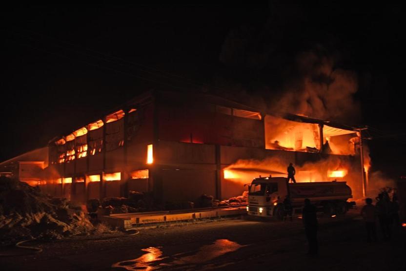 Gaziantepte fabrika yangını 30 araç 50 itfaiyeci müdahale etti