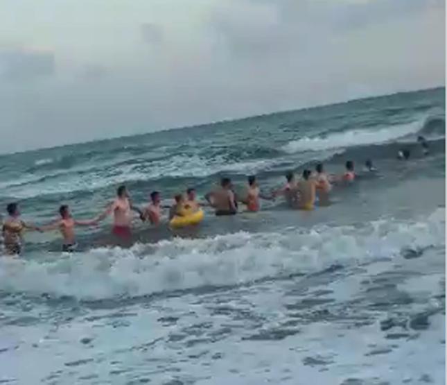 İnsan zinciri oluşturup hayat kurtardılar