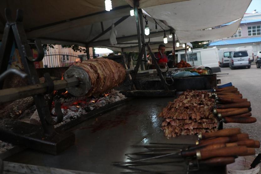 Yöresel lezzetleri tanıtmak için 8 yıldır Türkiyeyi karış karış geziyorlar